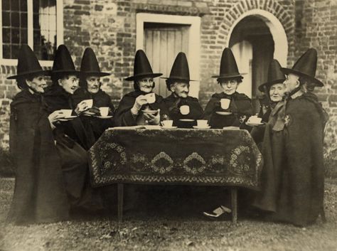 Eight women in high hats having tea. They are not a group of witches but the members of the Holy and Undivided Trinity of Castle Rising, Norfolk, England. Ca. 1920. Witch Tea, Witch Photos, Witch Costumes, Scrapbooking Journal, Blue Chinoiserie, She Wolf, Vintage Witch, Halloween Vintage, Halloween Photos