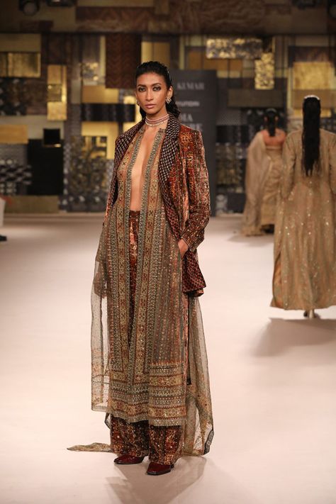 INDIA COUTURE WEEK 2023- PART 1 – MASH India India Fashion Week Indian Couture 2023, India Fashion Week Indian Couture, Couture Week 2023, Indian Runway, Couture 2024, Embroidered Leggings, India Fashion Week, Fat Workout, Contemporary Dresses