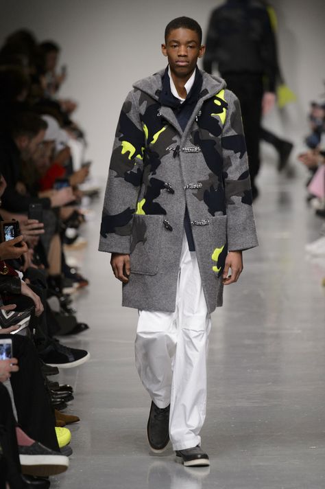 Christopher Raeburn / Mens AW 2017/2018 Christopher Raeburn, Mens Fashion Week, Fashion Advertising, Black Men Fashion, Creative Fashion, Fashion News, Camouflage, Fashion Show, Normcore