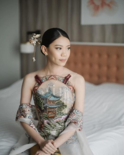 Sekisah (@sekisah.sangjit) • Instagram photos and videos Sangjit Hairdo, Peranakan Wedding, Sangjit Dress, Cheongsam Gown, Love And Beauty, Design Sketchbook, Fashion Design Sketchbook, Outfit Design, January 13