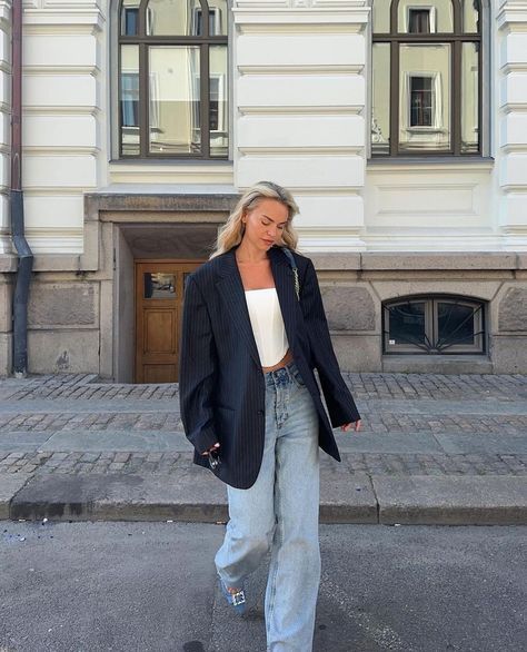 MARIELLE LINDAHL (@mariellelindahl) • Instagram photos and videos White Cropped Blazer Outfit, Oversized Blazer Outfit Casual, Blazer Outfit Casual, Cropped Blazer Outfit, White Cropped Blazer, Oversized Blazer Outfit, Money Clothing, Summer Office Outfits, Elegant Classy Outfits