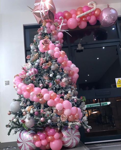 Frozen Christmas Decorations, Tree Balloon, Balloon Tree, Christmas Balloon Decorations, Holiday Balloons, Frozen Christmas, Balloon Ideas, Christmas Balloons, Christmas Tree Inspiration