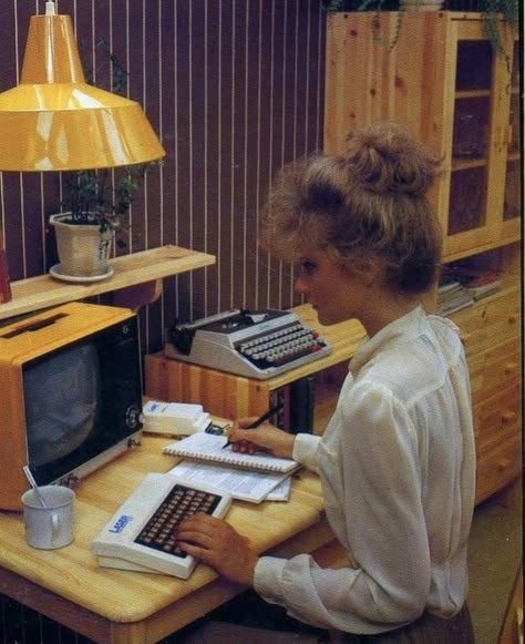 80s Office, Room Opening, Cassette Futurism, 80s Interior, Kids Computer, Vintage Technology, Old Tech, Retro Computer, Computer History