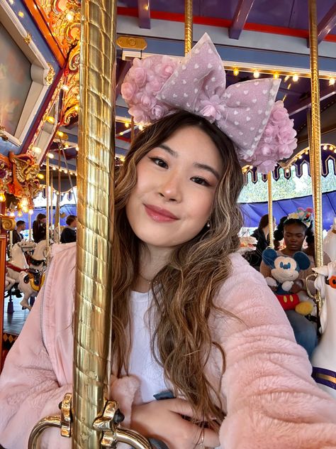 Pink Disney Outfit, Disney World Photo Ideas, Disneyworld Outfit, Disney Duos, Alice In Wonderland Pictures, Disneyland Princess, Disney Outfits Women, Castle Pictures, Disneyland Photos