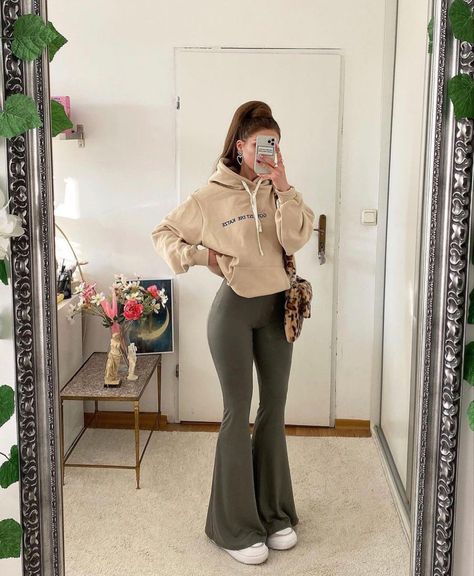 Bell Bottom Leggings Outfit, Bell Bottom Leggings Outfits, Outfits With Bell Bottoms, Bell Bottom Leggings, Bell Bottoms Outfit, Oversize Style, Leggings Outfits, Ideas De Outfits, Streetwear Mode