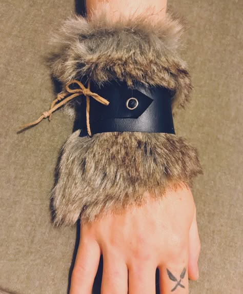 Fur Accessories Diy, Oc Costume, Corset Harness, Fur Projects, Fur Belt, Skin Craft, Fur Mittens, Renn Faire, Fur Mitten