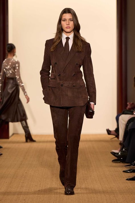 Ralph Lauren Fall 2024 Ready-to-Wear https://www.vogue.com/fashion-shows/fall-2024-ready-to-wear/ralph-lauren/slideshow/collection#27 Ralph Lauren Runway 90s, Ralph Lauren 90s Runway, Ralph Lauren 2024, Ralph Lauren Runway, 90s Minimalism, Ralph Lauren 90s, Ralph Lauren Suits, Ralph Lauren Fall, Business Style