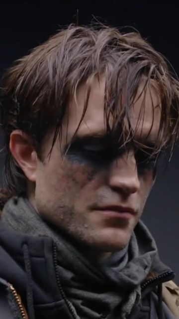 𝐑𝐞𝐝. on Instagram: "Matt Reeves said he knew that Robert Pattinson was going to be his Batman when he put on the black eye makeup during the screen test. ⠀ ⠀ ⠀ ⠀" Batman Makeup, Logan Movies, Black Eye Makeup, Black Batman, Robert Douglas, Matt Reeves, Screen Test, Bat Boys, Male Makeup