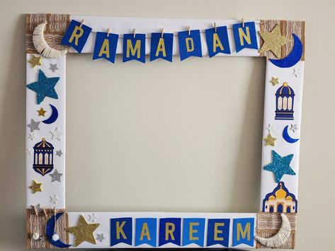 Ramadan Display Ideas, Ramadan Decorations For School, Ramadan Bulletin Board Ideas, Eid Photobooth, Ramadan Crafts Decorations, Ramadan Photo Booth, Ramadan Decorations Ideas Diy, Ramadan Crafts For Kids, Ramadan Frame