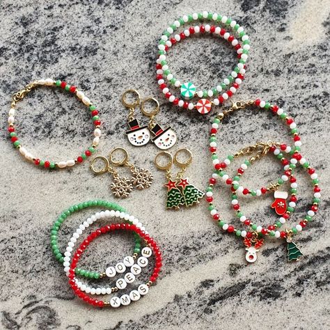 Lorani on Instagram: “Christmas Collection 🎄🎅 Inspirada en los tradicionales colores navideños y mis canciones de Navidad favoritas ❤ Lleva el Espiritu Navideño…” Christmas Bead Necklace, Winter Bracelet, Christmas Jewelry Diy, Inexpensive Jewelry, Winter Jewelry, Diy Bracelet Designs, Beads Bracelet Design, Handmade Jewelry Tutorials, Instagram Christmas