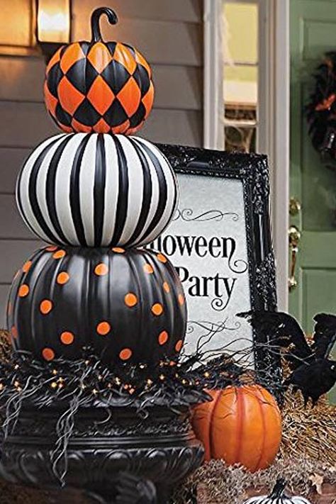 Faux Pumpkin Tower  - HouseBeautiful.com Classy Halloween Party, Diy Outdoor Halloween Decorations, Halloween Decorations Ideas, Elegant Halloween Decor, Halloween Diy Outdoor, Outdoor Halloween Decorations, Classy Halloween, Pumpkin Topiary, Diy Front Porch