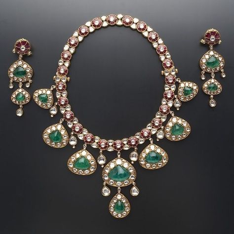 Mughal Jewelry Royals, Necklace Painting, Royal Necklace, Emerald Diamond Necklace, Amrapali Jewels, Mughal Jewelry, Simple Bridal Jewelry, Coral Jewelry Set, Rubies And Diamonds