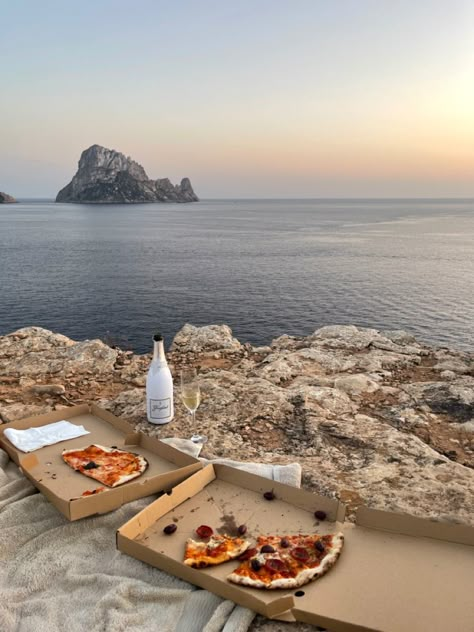 Sunset pizza picnic Ibiza summer island champagne Ibiza sunset Pizza Picnic, Sea Vibes, Ibiza Sunset, Sunset Picnic, Ibiza Party, Summer Abroad, Ibiza Formentera, Abbott Lyon, Ibiza Travel