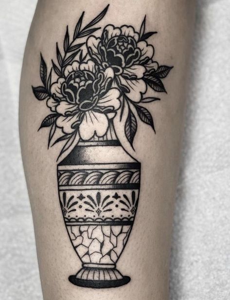 Traditional Style Tattoo For Women Black And White, Vase Leg Tattoo, Old School Vase Tattoo, Floral Vase Tattoo, Vintage Vase Tattoo, Loyle Carner Tattoo, Vase And Flower Tattoo, American Traditional Vase Tattoo, Vase Traditional Tattoo