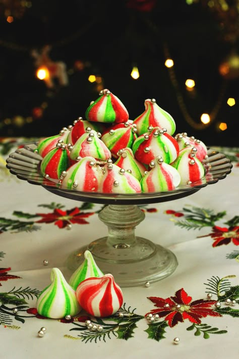 These Christmas Elf Meringue Kisses are adorable sweet treats which will delight your friends and family over the festive season. Meringue Kisses, Friday Christmas, Festive Food, Best Christmas Recipes, Meringue Cookies, Christmas Sweets, Xmas Food, The Suburbs, Christmas Cupcakes