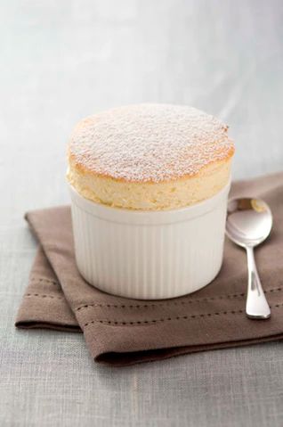 A soufflé can be one of those dishes that we shy away from, but it truly isn’t that difficult and the finished result is delicious, no matter how high the soufflé has risen. Vanilla Souffle Recipes, Vanilla Souffle, Cake Light, Souffle Recipes, Dessert Simple, Desserts Vegan, Cake Vegan, French Desserts, Sweet Cravings