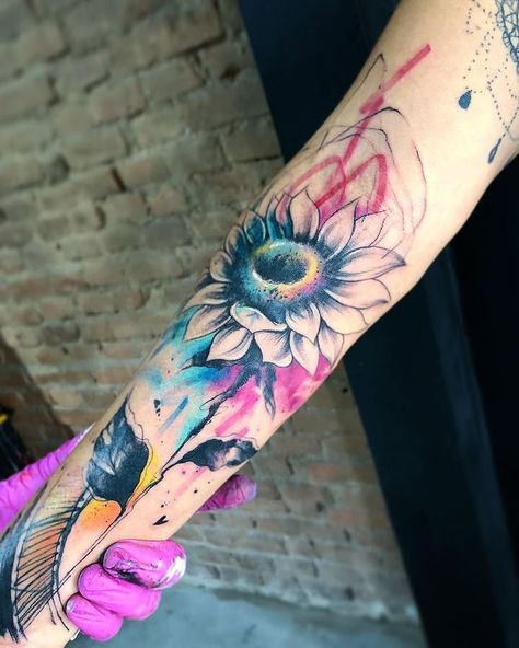 Watercolor Sunflower Tattoo, Tattoo Crystal, 3 Piercings, Watercolor Tattoo Sleeve, Family First Tattoo, Sunflower Tattoo Sleeve, Cute Hand Tattoos, Watercolor Tattoo Flower, Kunst Tattoos