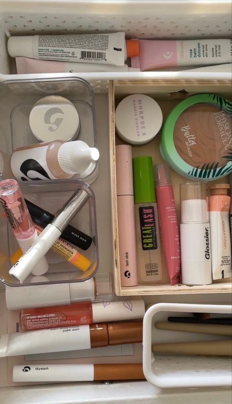 Small Makeup Collection, Makeup Bag Essentials, Makeup Is Life, Pretty Skin Care, Small Makeup, Makeup Essentials, Skin Care Essentials, Pretty Makeup, Cute Makeup