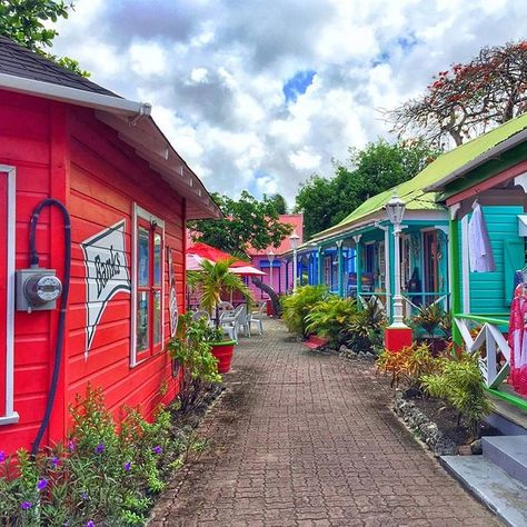 Mystery Morning: Can you tell us where these beautifully painted chattel houses are located in Barbados? Chattel House Barbados, Beach Cottages Exterior, Caribbean Cottage, Chattel House, Caribbean Houses, Caribbean House, Caribbean Colors, Case Creole, Caribbean Vibes