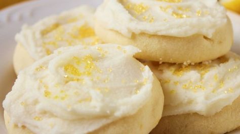 Also known as cornstarch cookies, this recipe makes light and delicate cookies that dissolve on your tongue. Cornstarch Cookies, Melting Moments Cookies, Simple Holiday Cookie Recipes, Eggless Cookie Recipes, Melting Moments, Lemon Icing, Holiday Cookie Recipes, Lemon Cookies, Fool Proof Recipes