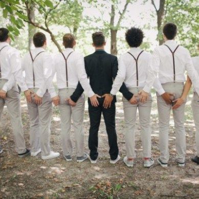 Funny Groomsmen Photos, Groomsmen Wedding Photos, Groomsmen Pictures, Wedding Group Photos, Groomsmen Poses, Funny Wedding Pictures, Bridal Parties Pictures, Bridesmaid Funny, Bridal Expo