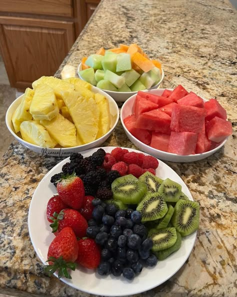 Aesthetic Food Fruit, Fruit And Vegetables Aesthetic, Healthy Fruits Aesthetic, Healthy Fruit Bowl Aesthetic, Fruit Meal Aesthetic, Fruit Buffet, Healthy Food Dishes, Healthy Lifestyle Food, Food Babe