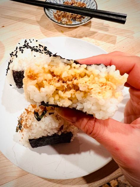 Spicy Salmon Onigiri Recipe, Canned Salmon Onigiri, Salmon Yaki Onigiri, Salmon Rice Balls Onigiri Recipe, Salmon Onigiri Filling, Spicy Salmon Onigiri, Spicy Tuna Rice Balls, Salmon Rice Ball, Origini Rice Balls