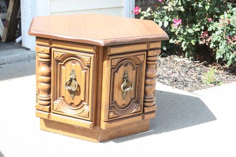 This is a beautiful before and after using chalk paint and dark wax to completely transform this hexagon side table. Side Table Redo, Diy Old Furniture Makeover, Hexagon Side Table, Old Furniture Makeover, Old End Tables, End Table Makeover, Side Table Makeover, Octagon Table, Amazing Furniture