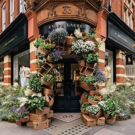 Ralph Lauren on Instagram: “Canopies abloom. Baskets of fresh florals adorn #RalphLauren’s Sloane Square storefront and windows, each intricately placed in…” Easter Window Display, Spring Window Display, Fancy Shop, Sloane Square, Easter Wreath Diy, Storefront Design, Spring Window, Easy Landscaping, Garden Cafe