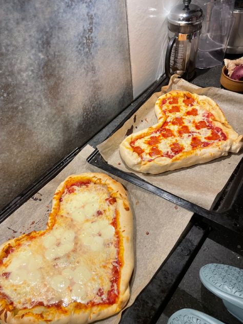 #pizza #food #valentines #heart #valentinesfoodinspo #yummy Pizza Picnic, Food Valentines, Valentines Day Pizza, Heart Pizza, Galentines Party, Pizza Food, Valentines Food, Pizza, Valentines Day