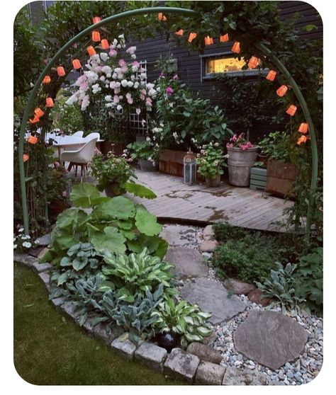 Walk Thru Garden, Backyard Garden Decor Ideas, Little Garden Ideas Small Spaces, Cottagecore Garden Ideas, Cottage Core Backyard, Witchy Backyard, Minimalist Garden, Garden Walkway, Garden Inspo