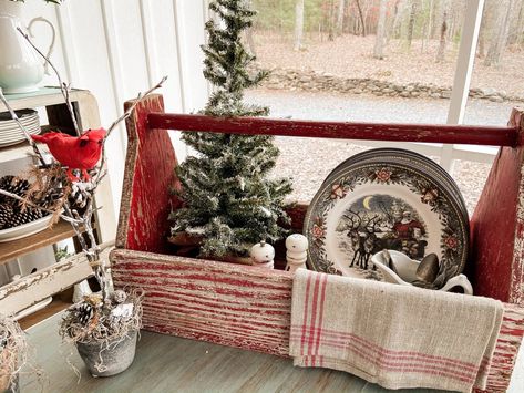 Christmas Tree Container, Beauty Bar Salon, Valentine Tablescape, Wood Container, Easter Tree Ornaments, Unicorn Christmas, Christmas Tree Inspiration, Cool Christmas Trees, Christmas Tree Ideas