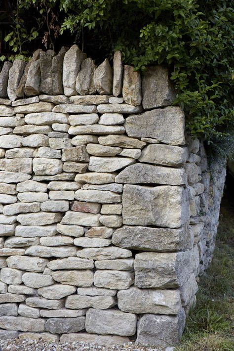 Hardscaping 101: Dry Stone Walls - Gardenista Stone Walls Garden, Stone Fence, Stone Wall Design, Stone Retaining Wall, Dry Stone Wall, Stone Masonry, Dry Stone, Stone Walls, Wall Garden