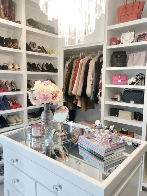 Closet Island Decor, Walking Closet With Island, Glam Small Walk In Closet Ideas, Closet With Island Walk In, Walk In Closet Island Ideas, Luxury Walk In Closet With Vanity, Island Walk In Closet Luxury, White Walk In Closet Luxury, Closet Ottoman