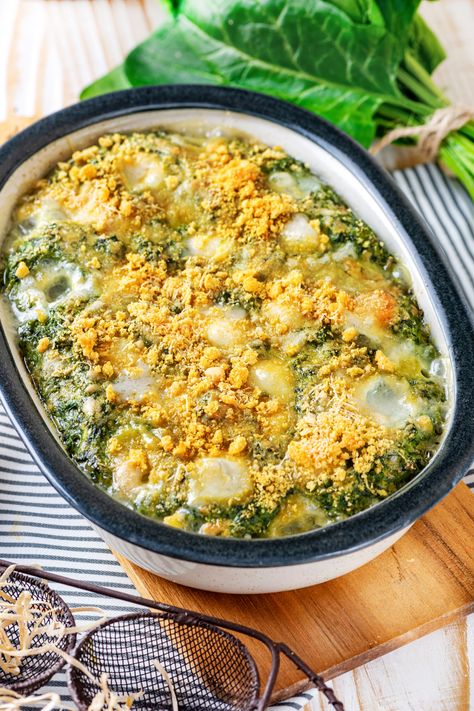 This spinach casserole is easy, cheesy, and oh so delicious. The breadcrumbs on top give this healthy spinach casserole a crunch that takes this dish to a whole new level. Honestly, this is one of the best spinach casserole recipes you can make. And you have an option to make this spinach casserole keto. Creamed Spinach Casserole, Spinach Casserole Recipes, Delicious Side Dishes, Spinach Casserole, Cheesy Spinach, Winter Veggies, Gluten Free Bread Crumbs, Kale Pesto, Celery Root