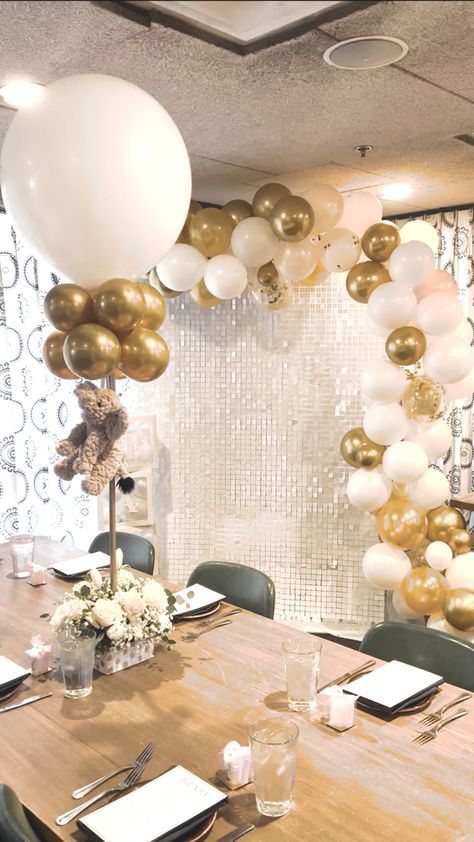 White and gold baby shower backdrop and balloon and flower centerpieces with stuffed animal elephants. White And Gold Baby Shower Ideas, Balloon And Flower Centerpieces, Shower Options, Gold Baby Shower Decorations, Gold Baby Shower, Baby Event, Shower Backdrop, Baby Shower Decoration, Gold Baby Showers