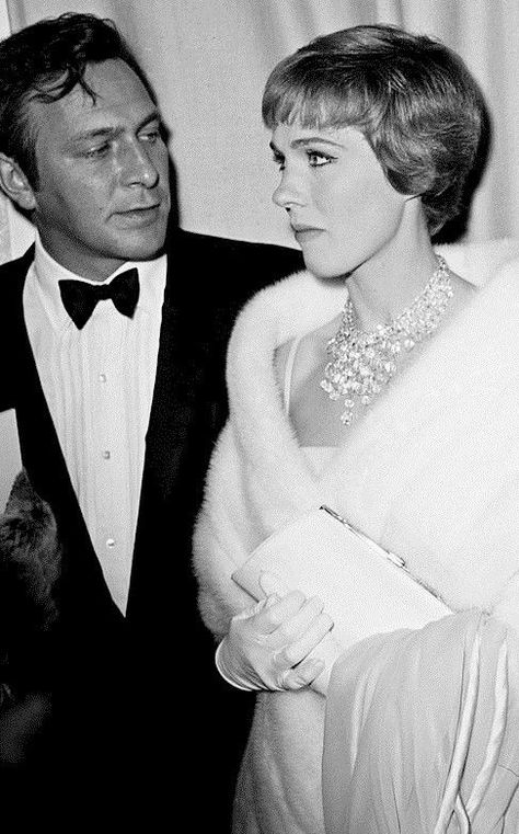 Christopher Plummer & Julie Andrews at the premiere of ‘The Sound of Music’ - Fox Wilshire Theatre, Los Angeles - March 1965 Chris Plummer, Georg Von Trapp, Sound Of Music Movie, Christopher Plummer, The Sound Of Music, I Love Cinema, Julie Andrews, Old Hollywood Stars, Actrices Hollywood