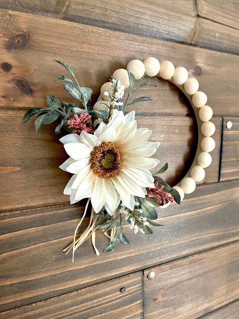 Bead Wreath Ideas, Wood Bead Wreath, Dried Flower Wall Hanging, Wood Bead Wreath Diy, Beaded Hoop Wreath, Beaded Fall Wreath, Fall Wreath Wooden Beads, Wood Bead Pumpkin Wreath, Sunflower Wreath