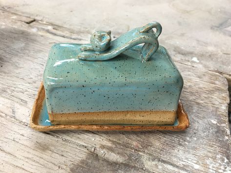 Clay Butter Dish Pottery Making, Butter Dish Pottery Ideas, Handbuilt Butter Dish, Handbuilt Pottery Butter Dish, Butter Holder Ceramics, Hand Built Butter Dish, Pottery Butter Dish Ideas, Handmade Butter Dish, Ceramic Butter Dish Handmade