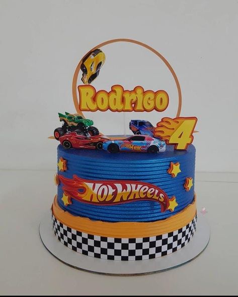 Small Hot Wheels Cake, Bolo Tema Hot Wheels, Festa Do Hot Wheels, Bolo Hot Wheels Chantilly, Hotwheels Birthday Party Cake, Pastel Hot Wheels, Hot Wheels Birthday Party Ideas Cake, Hot Wheels Cake Ideas, Hotwheels Birthday Cake