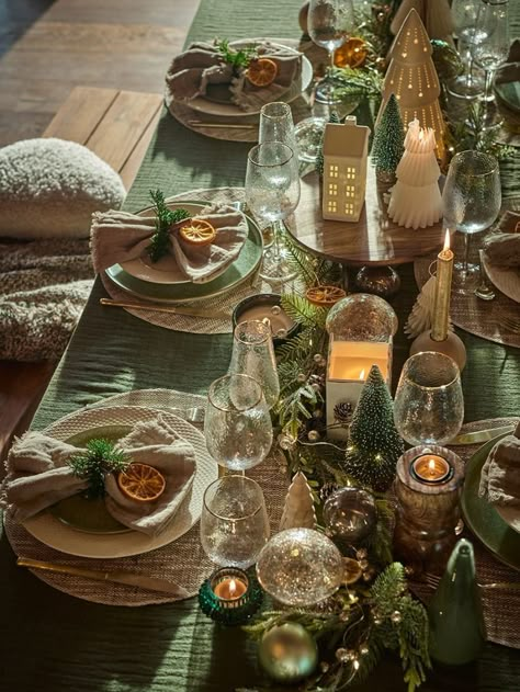 Maisons du Monde Noël 2023 les nouvelles collections à découvrir tout de suite ! Rustic Table Christmas Decor, Cute Christmas Table Decorations, Christmas Table Green, Green Christmas Table Decor, Christmas Table Scapes, Green Christmas Table, Gold Christmas Table, Christmas Decor Green, Christmas Table Inspiration