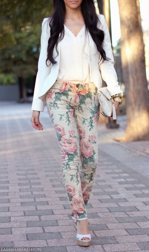 Ok, wasn't feeling the "floral print" on jeans trend at all! BUT I love this!! This just works!!! Outfit Pantalon, Floral Trousers, Causal Outfits, Floral Jeans, Va Va Voom, Floral Pants, Printed Pants, Work Fashion, Hottest Trends