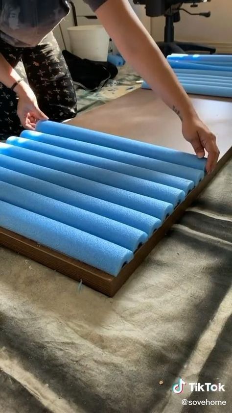 Bed Headboard Diy, Remaking Furniture, Crafts For Home Decor, Diy Bed Headboard, Headboard Diy, Bed Headboard, Diy Furniture Table, Diy Crafts For Home Decor, Deck Decorating