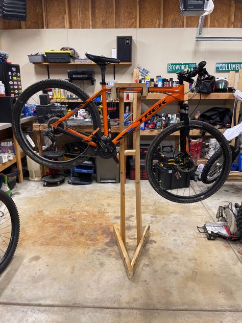 Repair stand Pvc Bike Racks, Bike Diy, Bike Repair Stand, Bike Hacks, Bike Maintenance, Bicycle Diy, Biking Diy, Bicycle Repair, Bicycle Storage