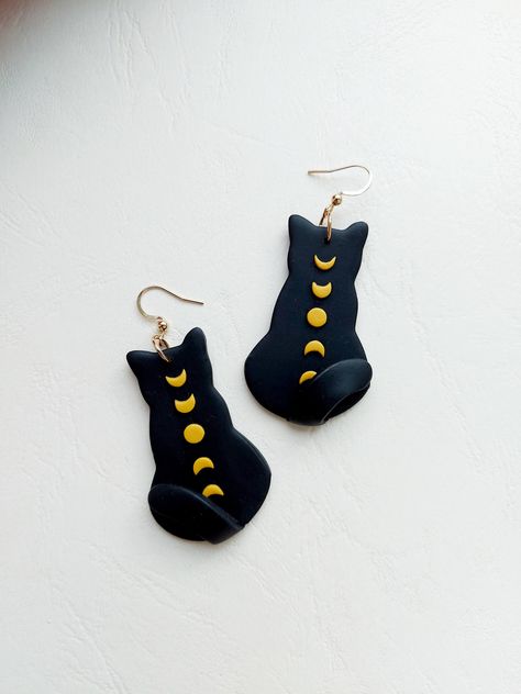 Spooky Polymer Clay Earrings, Goth Polymer Clay Earrings, Polymer Clay Ideas To Sell, Polymer Clay Moon Earrings, Cat Clay Earrings, Clay Cat Easy, Cat Earrings Polymer Clay, Clay Cat Earrings, Moon Polymer Clay Earrings