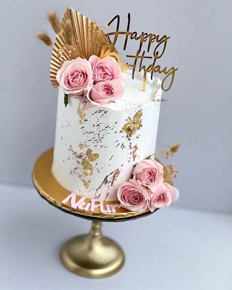 White & Pink.. always a good combo!🌸🤍 #whippedcream #whippedcreamcake • • • #chocolate #chocolatecake #bakewithcakemeover #chefgitikaabbott #delhifoodbloggers #delhibaker #cakesofinstagram #weddingcakes #buttercreamcakes #ganache #ganachecake #newdelhi Cake For Women Elegant, Birthday Cake Ideas For Women, Cake Ideas For Women, Birthday Cake For Women Elegant, Birthday Cake For Women, Cake For Women, Ganache Cake, Sugar Momma, Birthday Cakes For Women