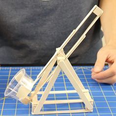 Physics Catapult Project, Catapults Project Physics, Catapults For Kids Popsicle Sticks, Diy Catapult Projects, Catapult Diy, Catapult Project, Catapult For Kids, Simple Machine Projects, Diy Catapult