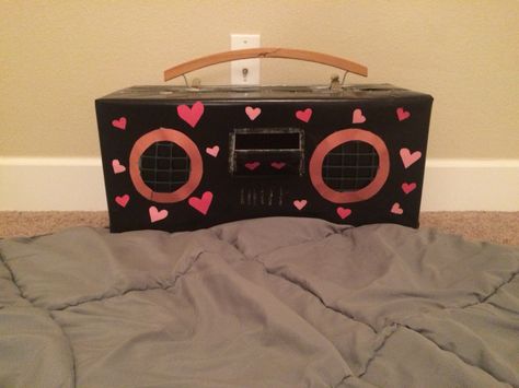 Boom box Valentine's Day box !❤️ Music Valentine Box Ideas, Boombox Valentine Box Ideas, Diy Boom Box Prop, How To Make A Boom Box Out Of Cardboard, Boom Box Valentines Boxes, Say Anything Boombox Scene, Diy Boombox, Valentine Card Box, Valentine Day Boxes