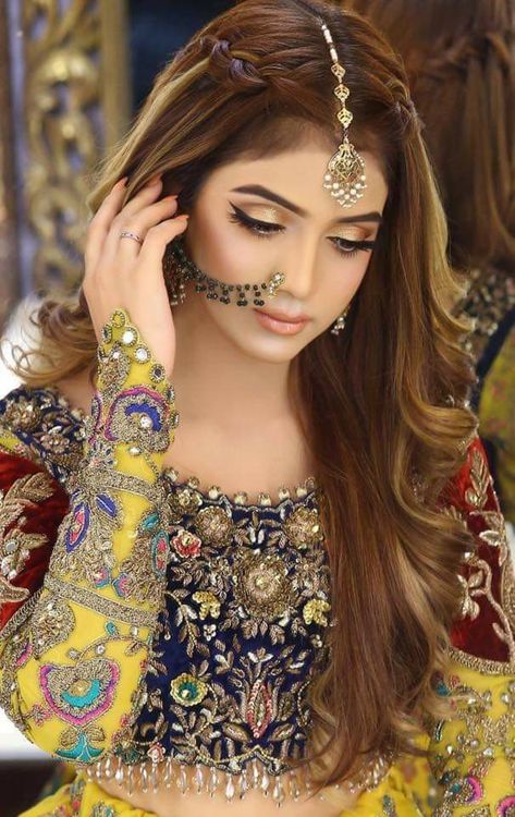 Kashees Bridal Makeup, Pakistani Wedding Hairstyles, Pakistani Bridal Makeup, Celtic Goddess, Bridal Hair Buns, Bow Hairstyle, Long Hair Wedding Styles, Red Lehenga, Front Hair Styles