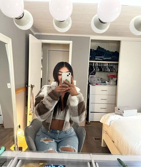 Winter Outfits Cute, Highschool Fits, Vaquera Fits, Looks Kylie Jenner, Girly Style Outfits, Latina Outfits, Hand Doodles, Latina Fashion Outfits, Cold Outfits